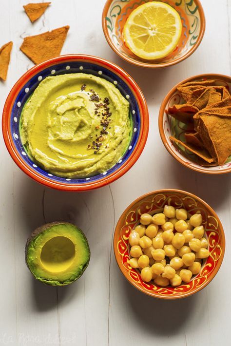 Hummus con aguacate: El hummus es un plato que consiste generalmente en una crema de puré de garbanzos cocidos. Para darle un toque especial y aprovechar e incluir nuestro ingrediente favorito… ¡Vamos a hacerlo con aguacate!