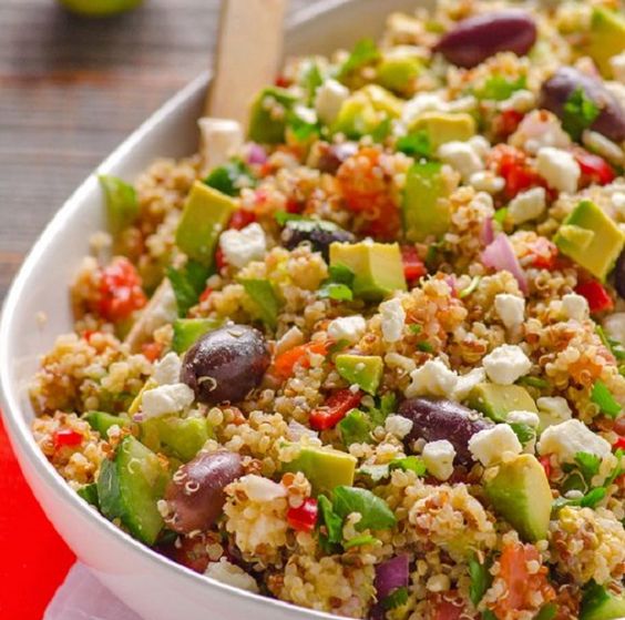 Ensalada de quinoa con aguacate: Cuando pensamos en recetas con aguacate siempre las ensaladas son unas de las primeras opciones. En este caso sería una ensalada de quinoa con aguacate para variar.