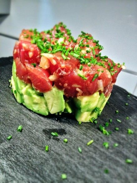 Tartar de aguacate: El tartar de aguacate es la excusa ideal para conseguir la mezcla perfecta de tus verduras favoritas. Combina el aguacate con tomate, atún, wasabi y un poco de todo lo que te guste.