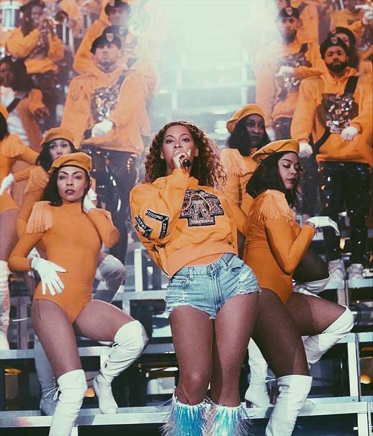 Esta cita 'fashionista' a la vida universitaria ha sido interpretada como una alusión a los 'colleges' de estudiantes negros, una de las muchas referencias a la cultura negra de la noche, que comenzó con una versión de “Lift Every Voice And Sing”, conocido como el himno nacional negro.