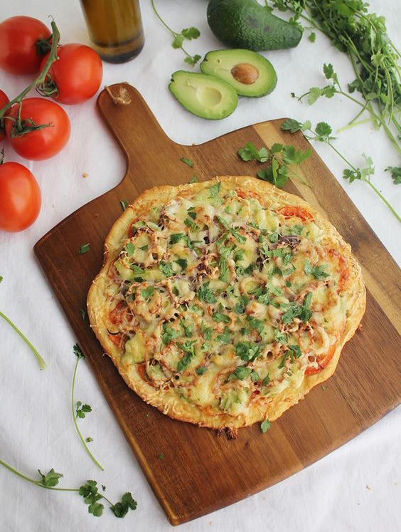 Pizza con aguacate: ¿No se te había ocurrido antes? Las pizzas son la excusa perfecta para comer lo que más te gusta con tus ingredientes favoritos. ¡Puedes añadirles de todo! ¡Incluso aguacate! Y además, este tiene vitaminas para dar, vender y regalar.