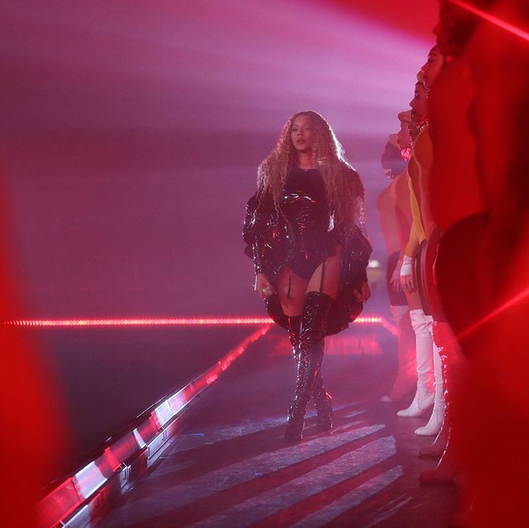 Aquí todo es de pies a cabeza Balmain: l chaqueta con forma de burbuja, el “body” y las botas que suben hasta el muslo.