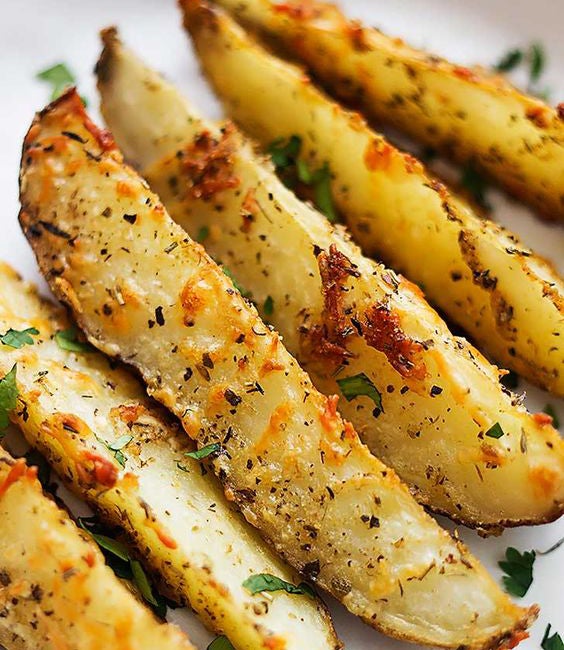 Patatas gajo al horno con queso parmesano.