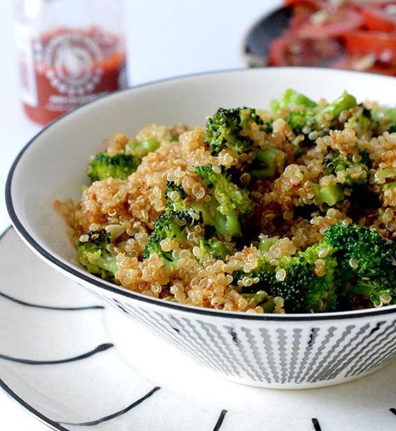 Salteado de quinoa y brócoli.