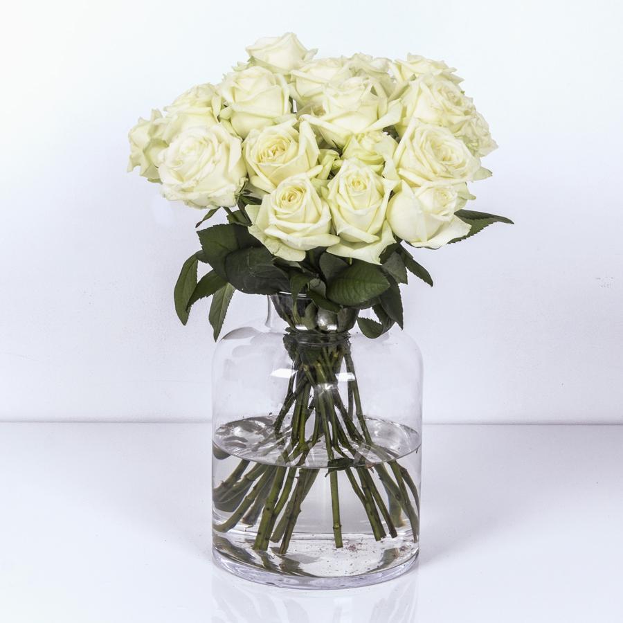 Para una mamá tradicional, elegante, leal y bondadosa. Las rosas blancas la representan perfectamente por la pureza de su color. Las rosas son una de las flores más típicas, pero en blanco, simbolizan la lealtad y el amor puro y eterno.