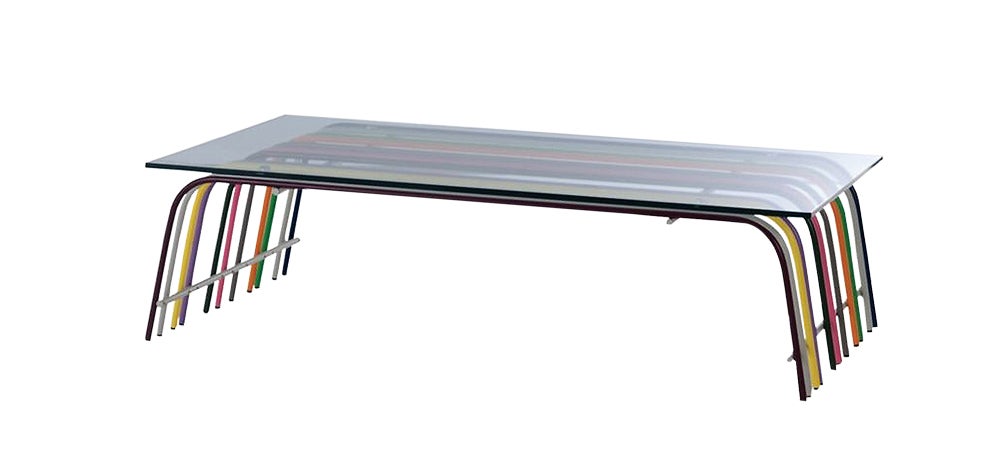 El francés Cedric Dequidt crea para Roche Bobois la colección Ferré (mesas, butacas, sofás), con una estructura de hierro en colores.