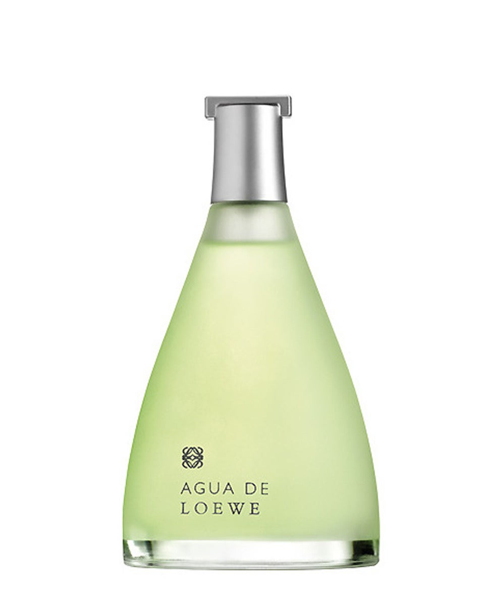 Una fragancia universal, para hombre y mujer. Fresca, cristalina, persistente, puede utilizarse en cualquier momento del día. La salida es fresca, con notas cítricas y exóticas. El corazón es floral, amaderado y especiado y en el fondo destaca el musk y el sándalo. (EDT 100€, 150ml)