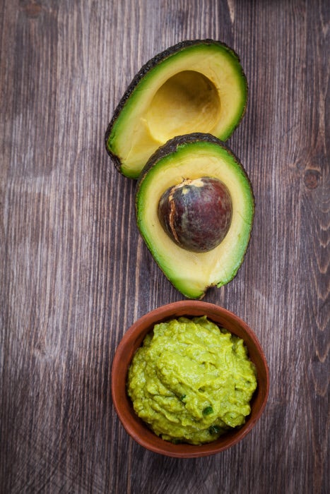 Aguacate: Este tipo de alimentos son ideales para mejorar la circulación. Además, el aguacate tiene efectos antiinflamatorios.