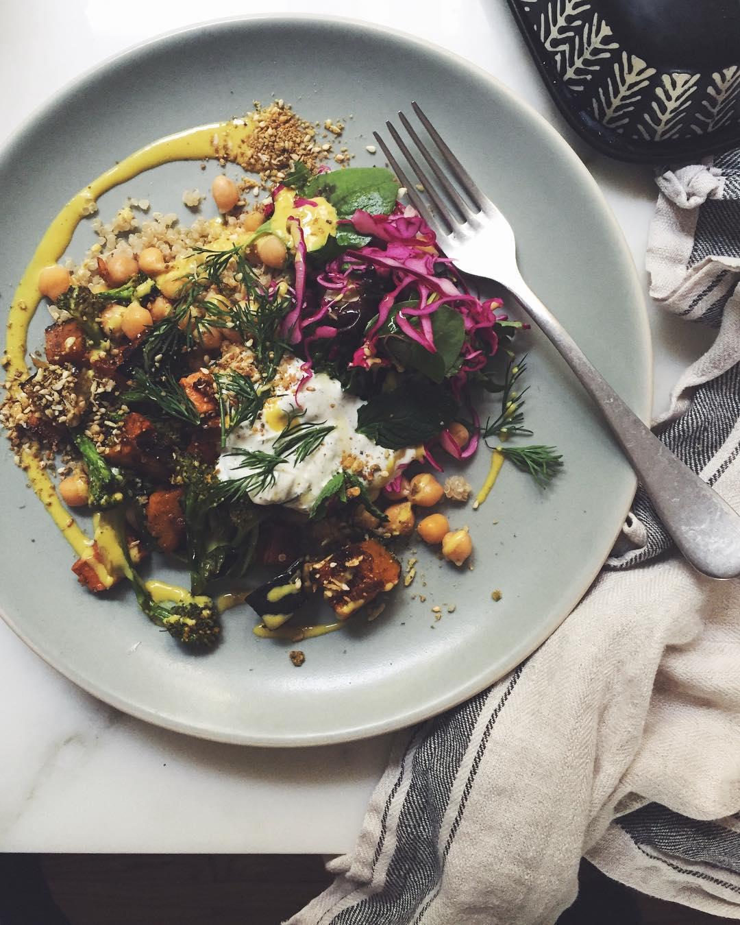 @ mynewroots : Siguiendo la línea 'healthy', dan un salto a la originalidad. Platos llenos de dinamismo, que casi parecen más diseño que comida. Deliciosos y originales.