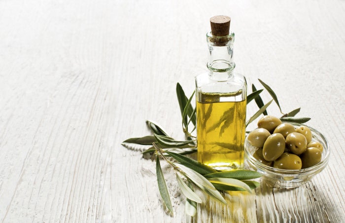 Aceite de oliva virgen extra: Así mismo, el tan afamado aceite de oliva virgen extra, ofrece muchos beneficios tanto para salud como para la belleza. Y, especialmente por su sensación de saciedad ayuda a la pérdida de peso.
