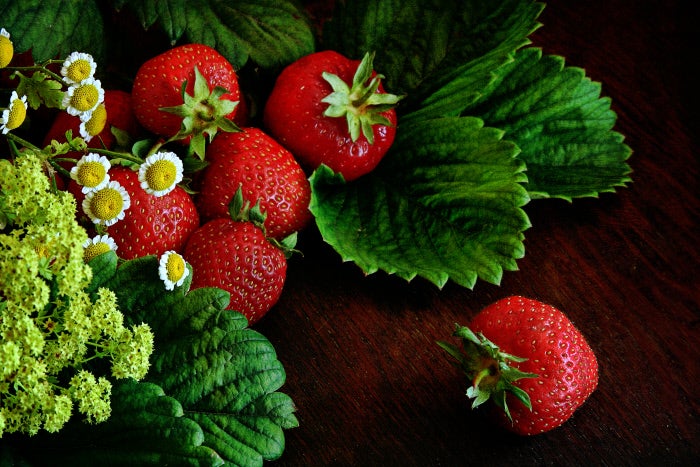 Fresas: Las fresas, dentro de la categoría de bayas, tienen pocas grasas, calorías y sin embargo un alto índice en fibra, vitamina C y antioxidantes.