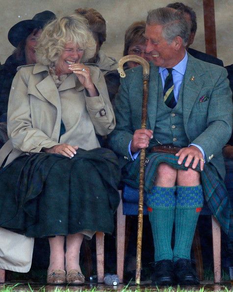 Se conocieron en 1971, en una fiesta. Ella hizo una broma premonitoria: le comentó que su bisabuela había sido amante de su tatarabuelo. Enseguida comenzaron a salir, pero la relación se interrumpió cuando él tuvo que ingresar en el Ejército. A su vuelta, ocho meses después, Camilla se había comprometido con Andrew Parker Bowles, con el que se casó en 1973. Sin embargo, parece que Carlos y Camilla siguieron viéndose a pesar de sus respectivos matrimonios.