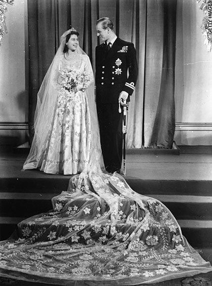 Se conocieron en 1934, en la boda de la Princesa Marina de Grecia (prima de Felipe) y el Duque de Kent (el tío de ella). Isabel tenía solo 8 años y Felipe, 13. Cinco años más tarde,volvieron a reencontrarse y surgió la conexión. El resto es historia.