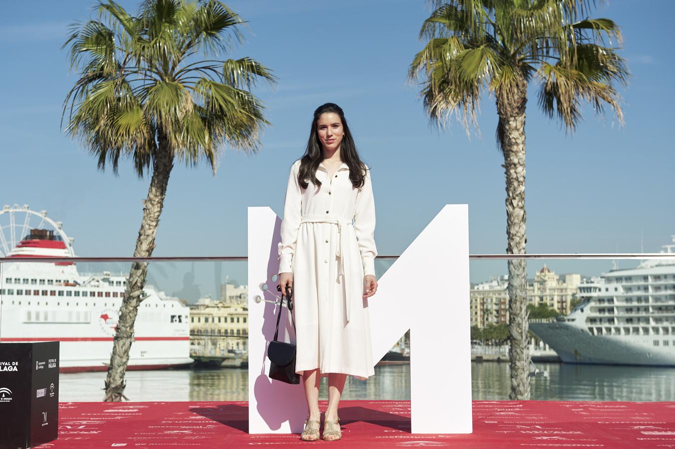 Y si hay un vestido que es un must have de la temporada, ese el el vestido camisero blanco, como el que lleva Rocío Molina.