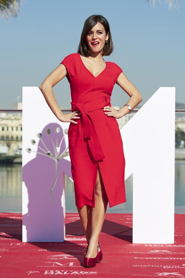 Carmen Carnivel triunfó con un vestido rojo con lazo en la cintura y salones con plataforma de satén