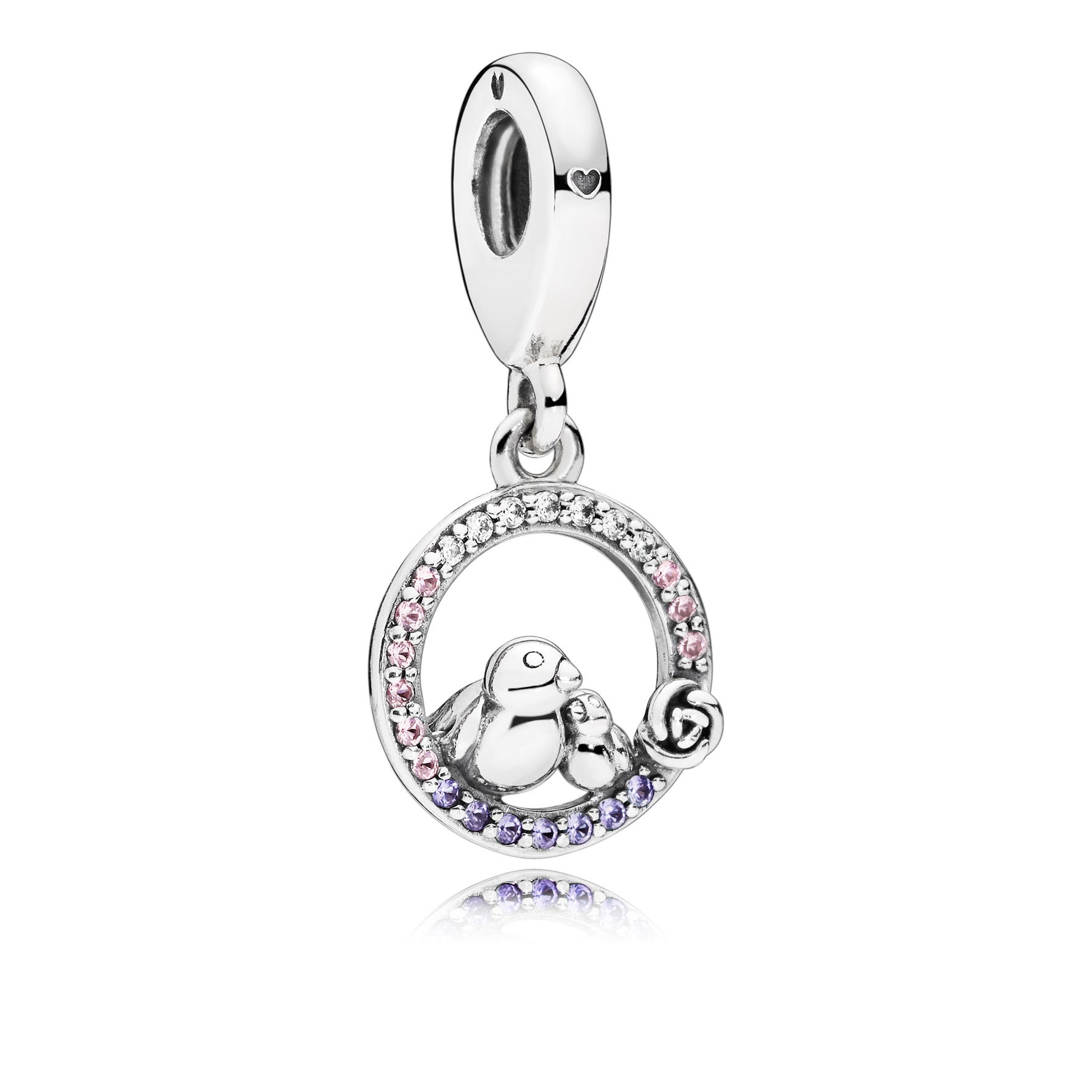 Colgante de Pandora 'Mamá pájaro y poyuelo'. Plata de primera ley con cristales rosas, lilas y circonitas cúbicas transparentes. (45 euros).