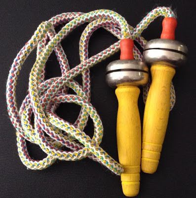 Se acercaba la hora del recreo y después de almolzar era obligatorio dar unos cuantos saltos a la comba. ¿Lo recuerdas?