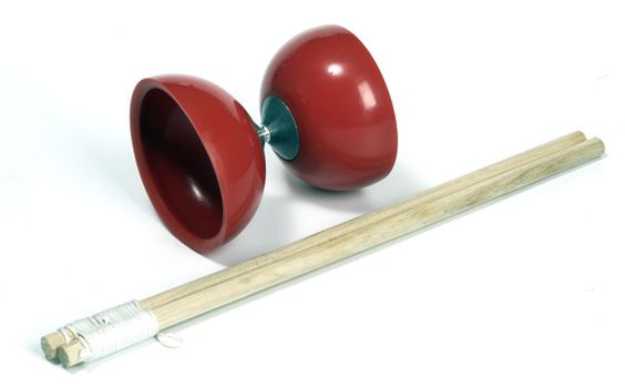 El diábolo estuvo muy presente en nuestra infancia pero llegar a dominarlo por completo era realmente complicado. ¿Se te daba bien?