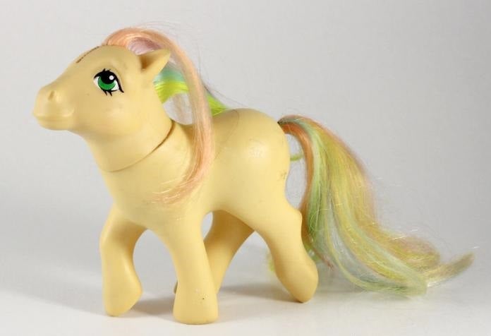 My Little Pony es un juguete muy antiguo aunque haya persistido en la actualidad con una estética muy cambiada. Éste de la fotografía es uno de los antiguos y nos encanta. Destacaban por sus colores fantasía y sus tatuajes de arcoiris y estrellitas.