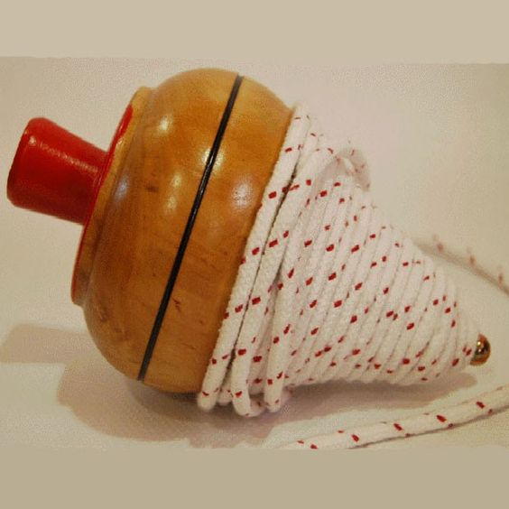 Uno de los juegos más difíciles que no todos dominábamos en nuestra infancia. Conseguir que la peonza girase durante unos segundos nos hacía muy pero que muy felices.