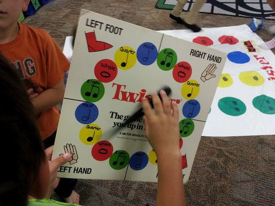 Cuanto te has reído tratando de aguantar el equilibrio en una postura prácticamente imposible hasta que no podías más y caías. Eso solo era posible con el Twister.