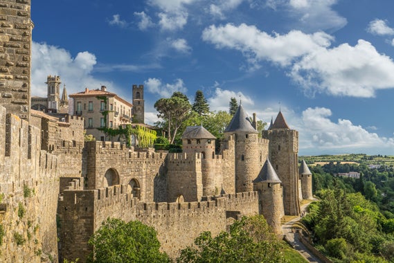 La historia de la ciudad medieval de Carcassonne (Francia) se remonta a la conquista romana, con posterior influencia visigoda. Tal y como hoy se encuentra, sus mágicas calles te transportarán a la Edad Media.