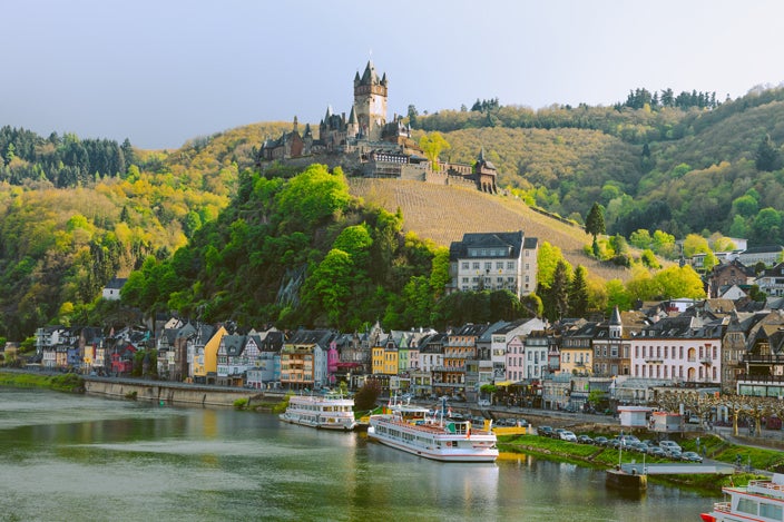 Cochem (Alemania), un pueblo de cuento a orillas del río Mosela que conserva su castillo medieval en lo más alto desde el año 1875, año en el que fue reconstruído tras su destrucción.