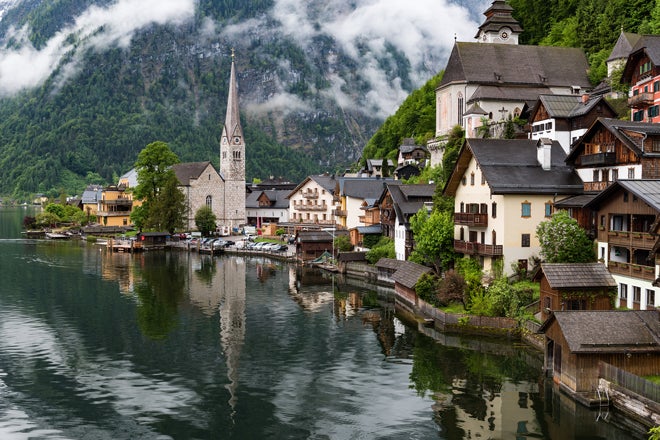Hallstatt, Austria. Es un lugar mágico, donde escaparse a respirar aire fresco gracias al entorno que le rodea. Destaca su iglesia de estilo neogótico.