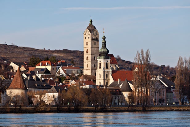 Krems, en Austria y a orillas del río Danubio es uno de los paraísos medievales de Europa. Destaca por sus preciosas casas, sus iglesias barrocas y sus restos de murallas.