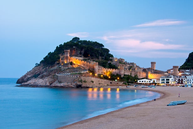 De nuevo, España entra en juego y Tossa del Mar, en la Costa Brava, se convierte en otro de los pueblos medievales con más encanto de Europa. Su castillo y su muralla a pie de mar ofrecen unas vistas inmejorables.