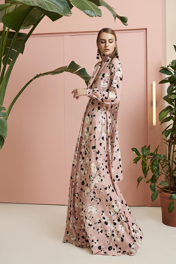 Perfecto para una boda de primavera, este diseño nude con estampado floral en contraste, es una oda a la delicadeza y la feminidad que le sentaría como un guante a Paula Echevarría.