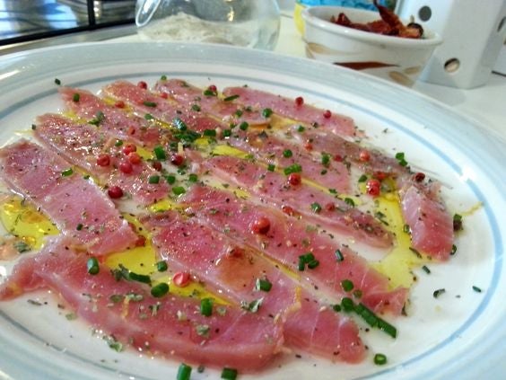 Comer carpaccio significa que consumiremos menos electricidad, produciremos menos basura, utilizaremos menos jabón de lavar platos y menos tiempo: una situación en la que todos ganamos, incluso el planeta.