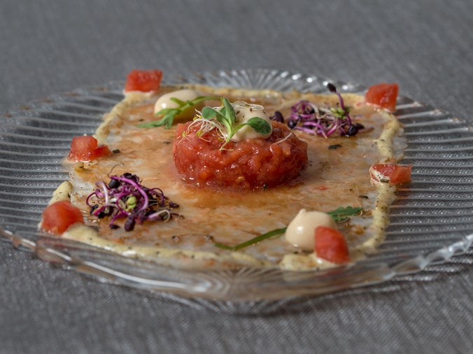 El nombre del plato se debe al interés del mismo Cipriani por la pintura italiana, en la que destacó Vittorio Carpaccio, quien plasmaba en sus obras de forma peculiar el color rojo. Cipriani se inspiró en la similitud entre el color de los cuadros y su nueva receta.