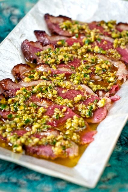 Hay quien confunde el carpaccio con el steak tartar. Las preparaciones son distintas; en el caso del primero, se sirve en láminas y como aperitivo o entrante. Con el steak tartar la carne se desmenuza y se presenta como plato principal.