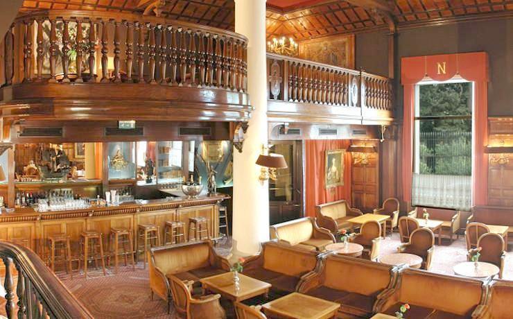 Si estás buscando combinar tus vacaciones de verano con un toque de literatura, Niza es tu destino. Autores como Hemingway, H.G. Wells o F. Scott Fitzgerald eran absolutos fans de la ciudad y su increíble costa. Fitzgerald era un apasionado de la riviera francesa. Con su familia se trasladó a Francia buscando un lugar para vivir más económico que los Estados Unidos. Durante sus estancias en Niza, siempre prefirió uno de los más antiguos y clásicos hoteles, el Negresco. Al final de los años XX, Fitzgerald fue parte de excesivas fiestas, que fueron la influencia clara para su famosa novela “El Gran Gatsby”.