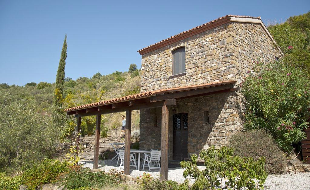 Todos conocemos la estrecha relación de Hemingway con nuestro país, su admiración por los San Fermines, la gastronomía, el vino… pero esta vez, para seguir sus pasos, viajamos a Italia. El autor se alojó en diversas ocasiones en una casa de Cilento, de carácter rural y situada entre dos típicas villas marineras mediterráneas.