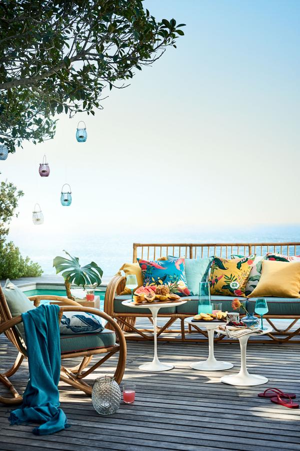 Los estampados tropicales, los tonos llenos de fuerza y la madera en muebles de inspiración retro se adueñan de esta inspiradora propuesta de H&M Home.