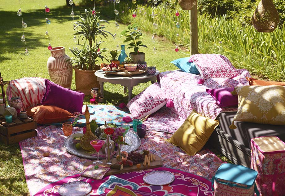 Primark apuesta por la explosión de color y la estética boho para crear un irresistible rincón 'chill out' en tu jardín.