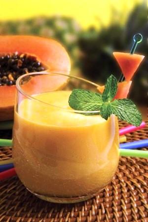 Zumo detox de papaya, piña, sandía y plátano.