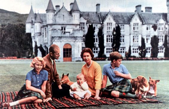 En la mantita de este picnic en Escocia, no solo hay sitio para Felipe, Carlos, Ana y el pequeño Andrés, sino también para los tres 'corgis' de la Reina. Corría 1960.