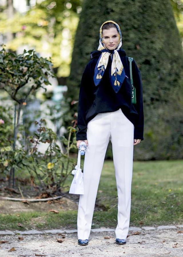 Un estilismo de inspiración 'sixties' con pantalón masculino blanco, jersey oscuro y un pañuerlo que marque la diferencia. Si no te atreves a ponértelo en la cabeza, átalo al cuello o llévalo como cinturón.