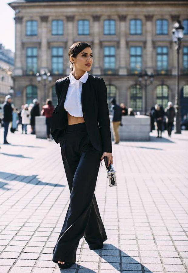 Un dos piezas oscuro de aires retro combinado con camisa blanca.