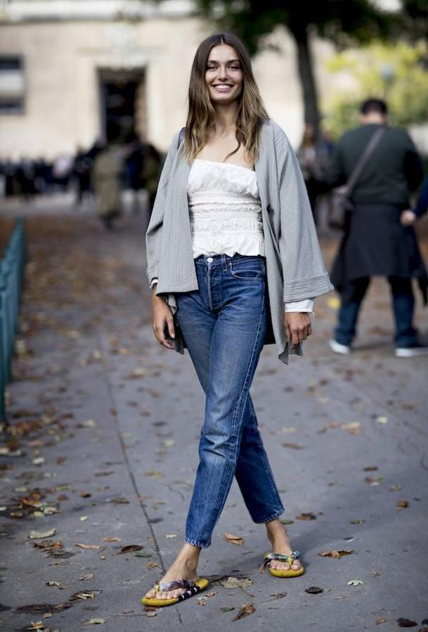 Un look 'comfy' y relajado con jeans, blusa boho blanca y una chaqueta oversize.