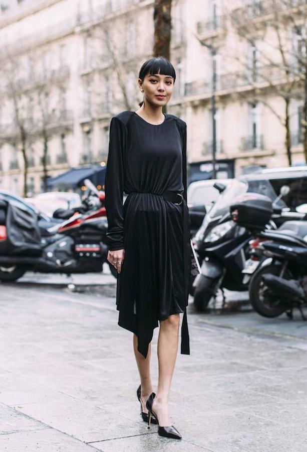 Un LBD (vestidito negro) que te siente como un guante. Si eliges un modelo de largo a la rodilla te funcionará de la mañana a la noche.