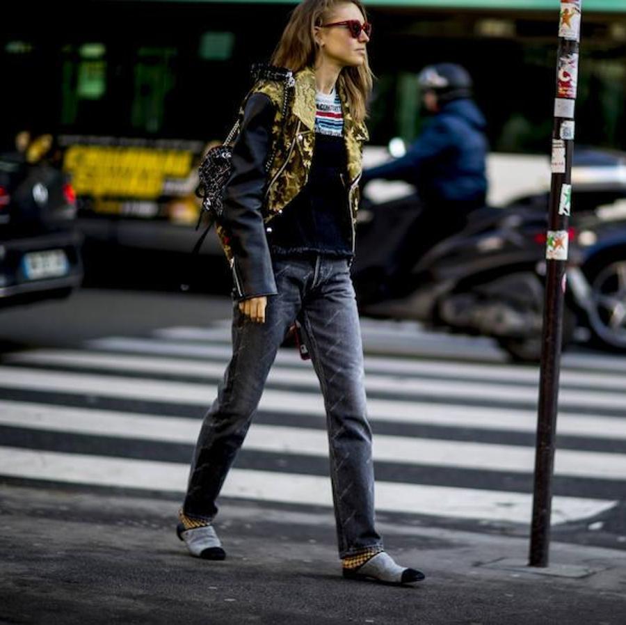 Una cazadora tipo biker y unos vaqueros negros, para crear un look transgresor al más puro estilo Kate Moss.