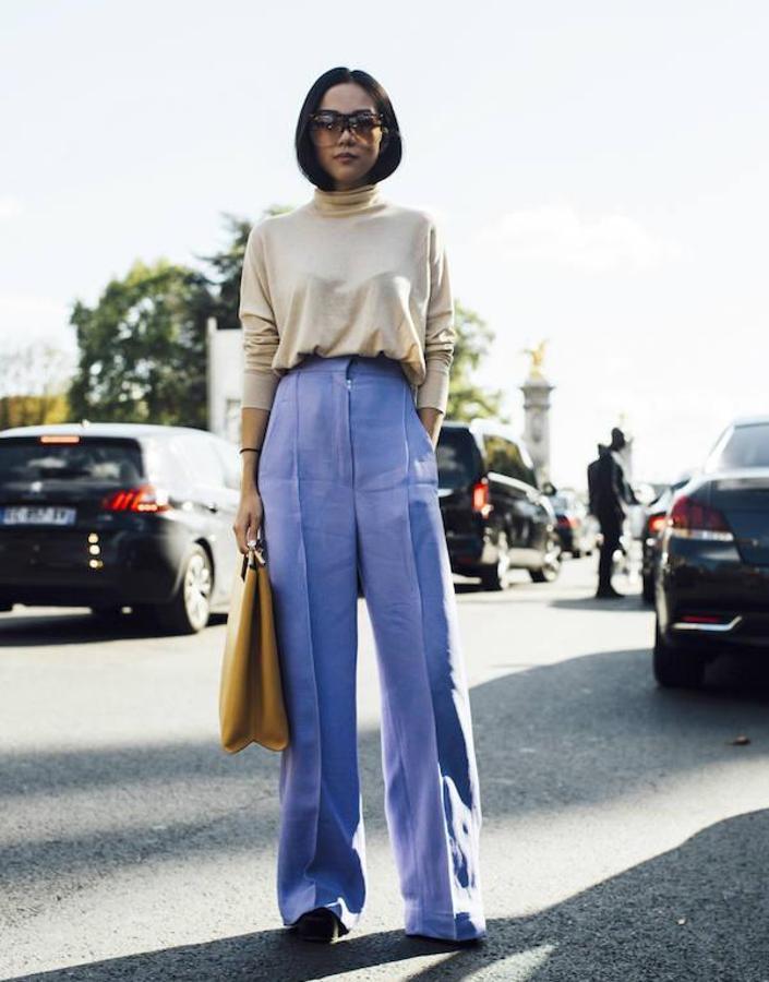 De nuevo los pantalones setenteros (palazzo o pata de elefante) te ayudarán a ganar centímetros sin que se vean los tacones. Llévalos con una blusa o jersey metido por dentro para marcar cintura y estilizar, aún más, la silueta.