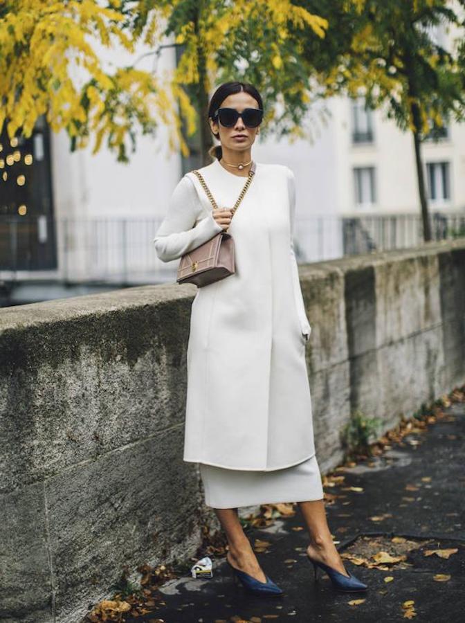 Un look de líneas minimalistas en tonos neutros. Si eliges unos mules como los de la foto, además de ir a la última, conseguirás que tus piernas parezcan aún más largas.