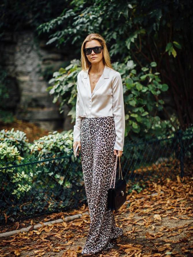 Un look con una prenda de leopardo. Nos encanta cómo se combina con una blusa de satén en color beige, un básico imprescindible en nuestro fondo de armario.