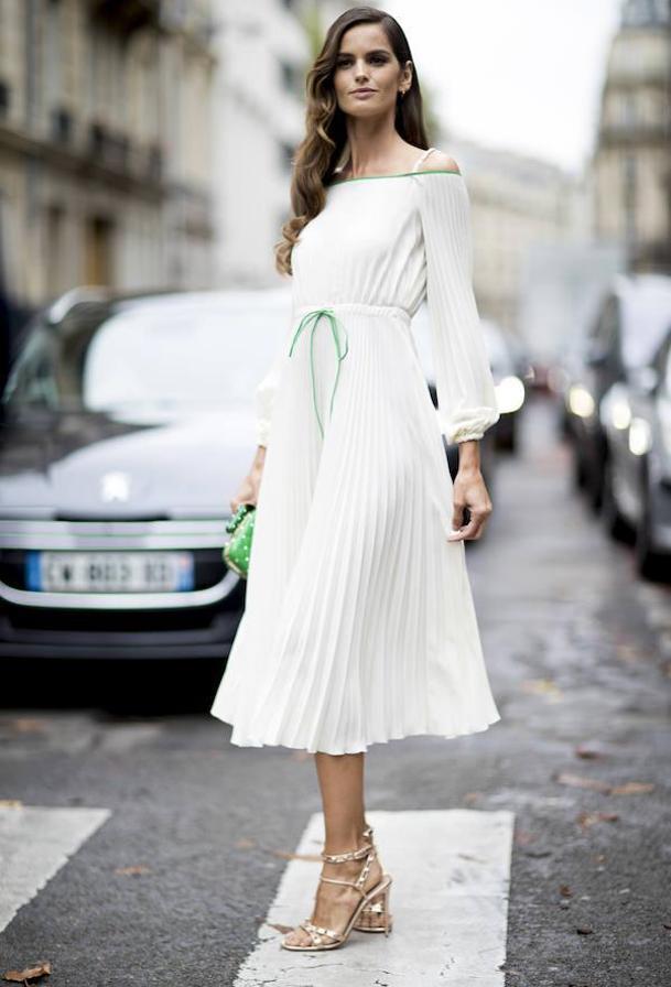 Un vestido midi plisado , bien combinado, es una opción perfecta tanto para ir a la oficina, como a un 'afterwork' o, incluso, a una boda de día.