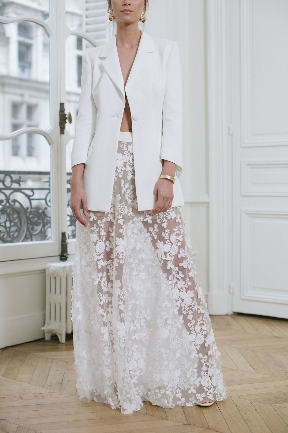 No es un traje de novia para cualquier novia, pero sí para las que prefieran no atarse a la tradición pero, a la vez, quieran llevar algo especial. La falda transparente con la americana larga es una genialidad, además, para todas las tallas.